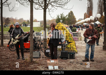 Rupert's Kitchen Orchestra suona alla Mauerpark festeggia il venticinquesimo anniversario della caduta del muro di Berlino. Foto Stock