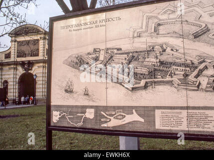 Leningrado, Russia. Il 3 maggio, 1984. Uno schema che identifica le strutture in pietra miliare della fortezza di Pietro e Paolo, la cittadella originale di Leningrado (ora San Pietroburgo), fondata da Pietro il Grande nel 1703. Una grande attrazione turistica, il Petrovsky porta d'ingresso è a sinistra. © Arnold Drapkin/ZUMA filo/Alamy Live News Foto Stock