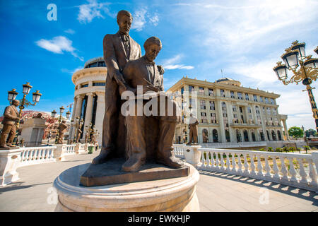 Sculture sul ponte di arte di Skopje Foto Stock