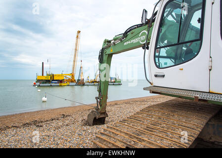 Herne Bay, Kent, Regno Unito. Il 28 giugno, 2015. Collegamento di un nuovo cavo a Kentish Flats Wind Farm. Posa del cavo nave BoDo Installer che giace appena fuori dalla spiaggia vicino Hampton Pier a Herne Bay. La nave si sta preparando alla posa di un nuovo cavo per una estensione di Kentish Flats Wind Farm che si trova a circa 6 miglia dalla costa. Credito: Paul Martin/Alamy Live News Foto Stock