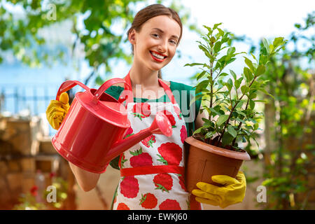 Giovane donna lavora in giardino Foto Stock