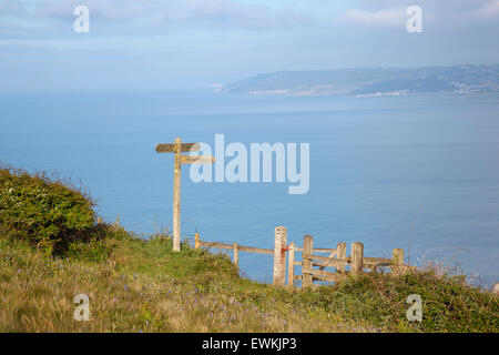 Segnaletica e baciare Gate sulla costa sud ovest percorso, affacciato sulla Baia di Lyme. Il Dorset. In Inghilterra. Regno Unito. Foto Stock
