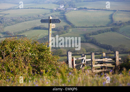 Sentiero segno e baciare Gate. Il Dorset. Regno Unito. Foto Stock