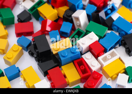 Tambov, Federazione Russa - Febbraio 19, 2015 colorati blocchi Lego su uno sfondo bianco. Studio shot. Foto Stock