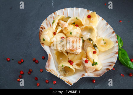 Pasta con salmone in salsa di vino bianco Foto Stock