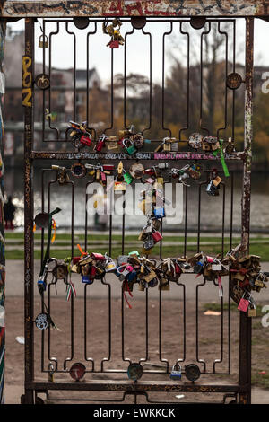 Cancello di ferro con amore si blocca all'East Side Gallery di Berlino, Germania Foto Stock