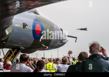 Il bombardiere Avro Vulcan B2 numero di serie XH558 volò su tutti i V-bombardieri in pensione dell'epoca della Guerra fredda ancora esistenti nel Regno Unito in un giorno. Una di queste era la sorella Vulcan XL426 che ha sede all'Aeroporto di Londra Southend Foto Stock