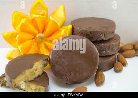 Soffici biscotti al cioccolato decorato con succo di arancia e mandorle Foto Stock