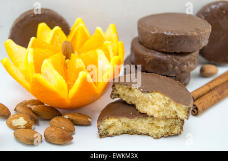 Soffici biscotti al cioccolato decorato con succo di arancia e mandorle Foto Stock