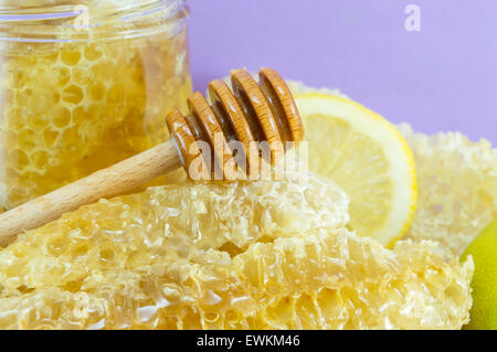 Bilanciere a nido d'ape e limone close up Foto Stock