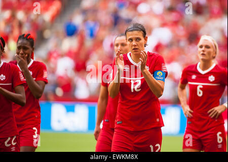 Vancouver, Canada. Il 27 giugno, 2015. Canadese giocatori reagiscono e riconoscere la folla dopo la quarterfinal match tra Canada e Inghilterra al FIFA Coppa del Mondo Donne Canada 2015 presso lo Stadio BC Place. In Inghilterra ha vinto la partita 2-1. Credito: Matt Jacques/Alamy Live News Foto Stock