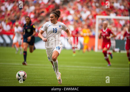 Vancouver, Canada. Il 27 giugno, 2015. Inghilterra avanti Jodie Taylor (#19) con la palla durante il quarterfinal match tra Canada e Inghilterra al FIFA Coppa del Mondo Donne Canada 2015 presso lo Stadio BC Place. In Inghilterra ha vinto la partita 2-1. Credito: Matt Jacques/Alamy Live News Foto Stock