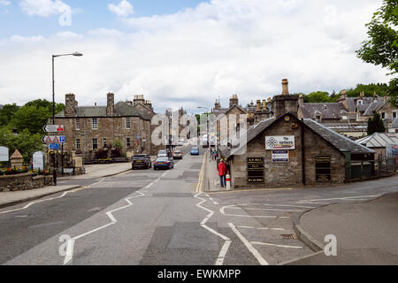 Vista lungo la strada principale (A924) attraverso la cittadina Scozzese di Pitlochry, Perth and Kinross, Scozia, Regno Unito, Gran Bretagna Foto Stock