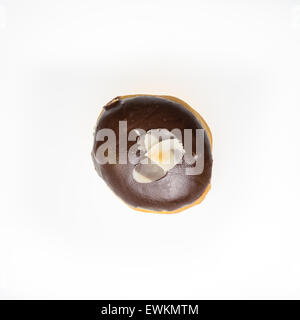 Ciambelle al cioccolato con spruzzino isolati su sfondo bianco Foto Stock
