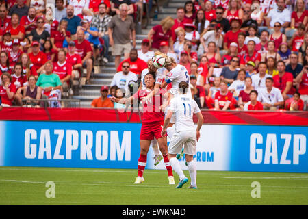 Vancouver, Canada. Il 27 giugno, 2015. Canada avanti Melissa Tancredi (#14), Inghilterra defender Lucy bronzo (#12) e Inghilterra defender Steph Houghton (#5) collidono durante il quarterfinal match tra Canada e Inghilterra al FIFA Coppa del Mondo Donne Canada 2015 presso lo Stadio BC Place. In Inghilterra ha vinto la partita 2-1. Credito: Matt Jacques/Alamy Live News Foto Stock