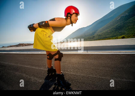 Sport donna con rulli in autostrada Foto Stock