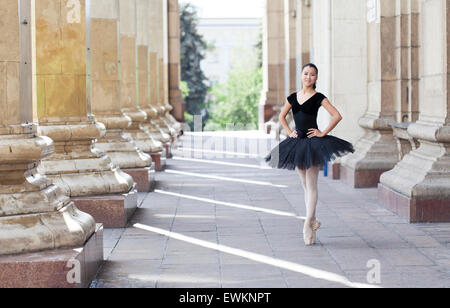 Ragazza ballerina flats permanente sulla tiptoes Foto Stock