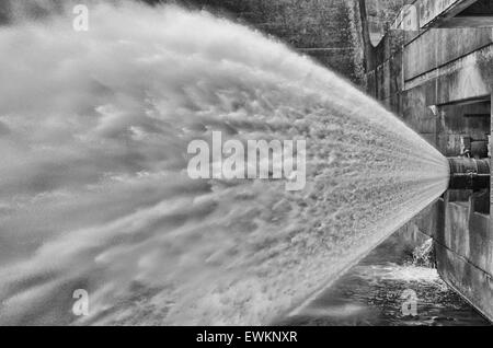 Getto d'acqua pressurizzato dalla diga catturato in movimento Foto Stock