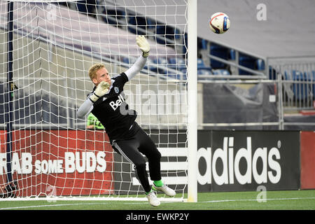 Foxborough, Massachusetts, STATI UNITI D'AMERICA. Il 27 giugno, 2015. Vancouver FC portiere David estromesso (1) si riscalda prima di MLS gioco tra Vancouver Whitecaps e il New England Revolution tenutasi a Gillette Stadium di Foxborough Massachusetts. Vancouver ha sconfitto il New England 2-1. Eric Canha/CSM/Alamy Live News Foto Stock