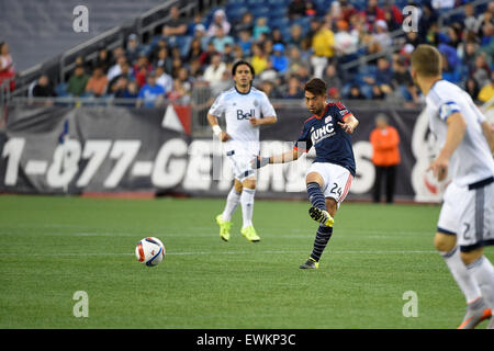 Foxborough, Massachusetts, STATI UNITI D'AMERICA. Il 27 giugno, 2015. La Nuova Inghilterra rivoluzione centrocampista Lee Nguyen (24) passa la palla durante il gioco MLS tra Vancouver Whitecaps e il New England Revolution tenutasi a Gillette Stadium di Foxborough Massachusetts. Vancouver ha sconfitto il New England 2-1. Eric Canha/CSM/Alamy Live News Foto Stock