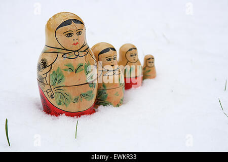 Quattro le bambole russe in piedi nella neve Foto Stock