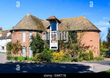 Ex Oast House o di luppolo in forno, convertita in elegante casa di abitazione nel Kent villaggio di Ickham in Inghilterra. Cielo blu sullo sfondo. Foto Stock