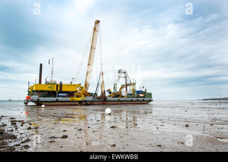 Herne Bay, Kent, Regno Unito. Il 28 giugno, 2015. Collegamento di un nuovo cavo a Kentish Flats Wind Farm. Posa del cavo nave BoDo Installer che giace appena fuori dalla spiaggia vicino Hampton Pier a Herne Bay. La nave si sta preparando alla posa di un nuovo cavo per una estensione di Kentish Flats Wind Farm che si trova a circa 6 miglia dalla costa. Credito: Paul Martin/Alamy Live News Foto Stock