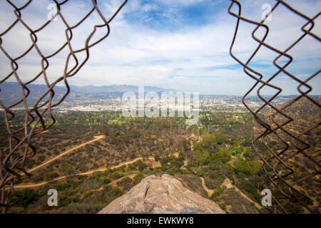 Vista di Los Angeles San Gabriel Valley dalla sommità della roccia di api in treno in Griffith Park. Foto Stock