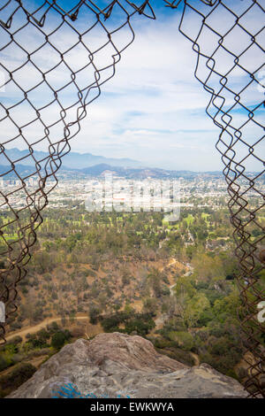 Vista di Los Angeles San Gabriel Valley dalla sommità della roccia di api in treno in Griffith Park. Foto Stock