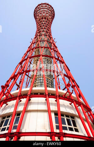 Il Landmark red Kobe la torre di porto sul lungomare. Progettato dalla Nikken Sekkei Azienda e completato nel 1963. Reticolo rosso quadro contro il cielo blu. Foto Stock