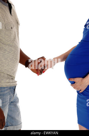 Un uomo nero e Caucasico donne incinte Holding Hands, mostrata solo la metà, isolato per sfondo bianco. Foto Stock