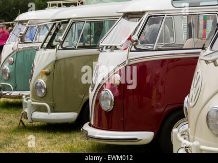 Classico Volkswagen camper schierati al Volksfest Bristol. Foto Stock