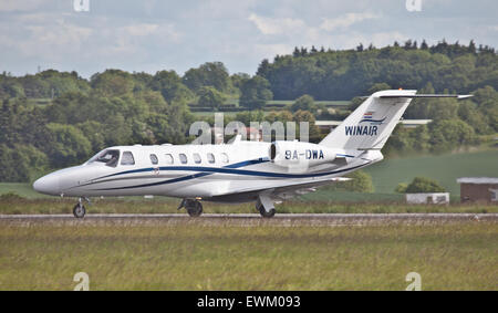 WinAir Cessna 525un CitationJet CJ2 9A-DWA uscire London-Luton Airport LHR Foto Stock