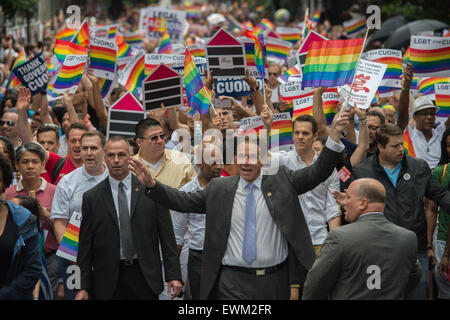 New York, Stati Uniti d'America. Il 28 giugno, 2015. Governatore NY Andrew Cuomo marche nel 2015 Patrimonio LGBT del Pride Parade. Credito: Bryan Smith/ZUMA filo/ZUMAPRESS.com/Alamy Live News Foto Stock