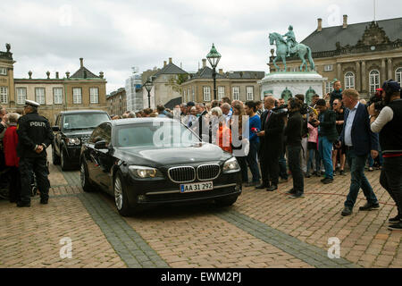 Copenhagen, Danimarca. 28 Giugno 2015: Primo Ministro danese, Helle THORNING-SCHMIDT (Soc.dem.) e i suoi ministri arriva al Palazzo Reale dove il PM darà nelle sue dimissioni Credito: OJPHOTOS/Alamy Live News Foto Stock