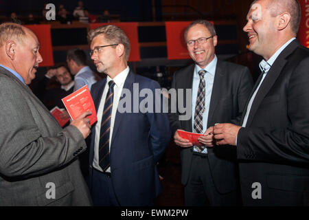 Copenhagen, Danimarca. 28 Giugno 2015: socialdemocratica danese del presidente attraverso dieci anni di dimissioni e la festa elegge Mette Frederiksen come nuovo presidente alla straordinaria congresso di partito in Copenhagen. A foto Frank Jensen L2, 2nd) parla per lo presidente Harald Boersting Credito: OJPHOTOS/Alamy Live News Foto Stock