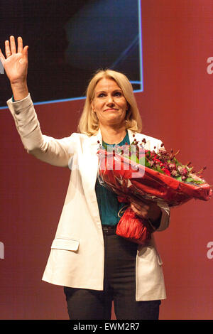 Copenhagen, Danimarca. 28 Giugno 2015: socialdemocratica danese del presidente attraverso dieci anni di dimissioni e la festa elegge Mette Frederiksen come nuovo presidente alla straordinaria congresso di partito in Copenhagen. Al photoThorning-Schmidt onde ai delegati Credito: OJPHOTOS/Alamy Live News Foto Stock