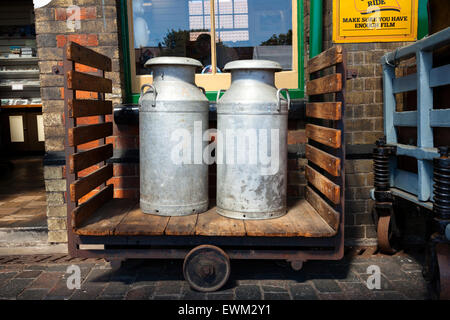 Bidoni per il latte sulla piattaforma a Sheringham stazione ferroviaria, Norfolk, Inghilterra, Regno Unito Foto Stock