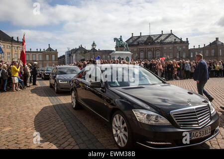 Copenhagen, Danimarca. Il 28 giugno, 2015: la Danimarca è di nuovo PM, Lars Loekke Rasmussen (Venstre, leggere: i liberali) presenta il suo gabinetto liberale alla stampa presso il Royal Palace Amalienborg. In Foto i nuovi ministri arriva al Palazzo Reale di credito: OJPHOTOS/Alamy Live News Foto Stock