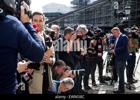 Copenhagen, Danimarca. 28 Giugno 2015: Media attende la Danimarca è di nuovo primo ministro, Lars Loekke Rasmussen, (Venstre, leggere:i liberali) per lasciare la ricezione presso il Queen e presenta la sua nuova squadra di ministri al Palazzo del Credito di massa: OJPHOTOS/Alamy Live News Foto Stock