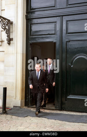 Copenhagen, Danimarca. Il 28 giugno, 2015: la Danimarca è di nuovo PM, Lars Loekke Rasmussen (Venstre, leggere: i liberali) viene fornito al di fuori del Palazzo Reale con la sua squadra e ministri di parlare ai media Credito: OJPHOTOS/Alamy Live News Foto Stock