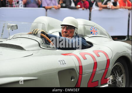 Stirling Moss alla guida di una Mercedes-Benz SLR 300 al Festival di Goodwood di velocità. Racing driver, celebrità e migliaia di membri del pubblico hanno partecipato al Festival di Goodwood di velocità per vedere il vecchio e moderno racing auto e moto in azione. Foto Stock