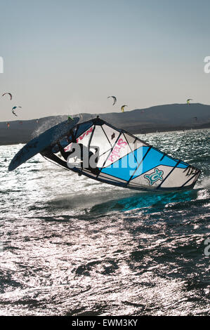 La Gallura Sardegna, Italia, consolidato 8/2011. Windsurf godere del mare e del vento in una vela acrobatica lungo la costa sarda Foto Stock