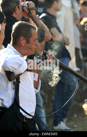 Sedilo, Sardegna, Italia, 7/7/2012. I fucilieri presso la famosa Ardia corsa di cavalli Foto Stock