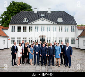 Copenhagen, Danimarca. Il 28 giugno, 2015. Primo Ministro danese Lars Loekke Rasmussen (quarta R, anteriore) e i membri del suo gabinetto posano per una foto di gruppo di fronte al primo ministro della campagna Marienborg immobiliare a Copenhagen, in Danimarca, 28 giugno 2015. Primo Ministro danese Lars Loekke Rasmussen ha presentato il suo nuovo armadio di 17 ministri di domenica. © Jens Astrup/Xinhua/Alamy Live News Foto Stock