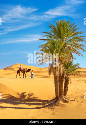 Sahara - turisti in giro in cammello, Erg Chebbi deserto vicino a Merzouga, Marocco Foto Stock