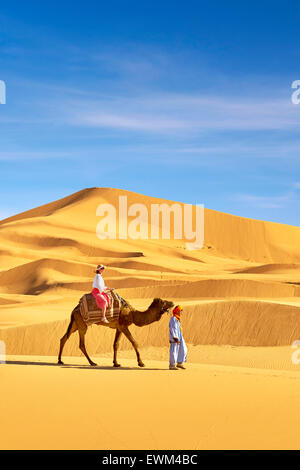 Turisti in giro in cammello, Erg Chebbi deserto vicino a Merzouga, Sahara, Marocco Foto Stock