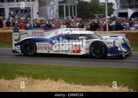 Goodwood, West Sussex, in Inghilterra, Regno Unito. Il 28 giugno, 2015. Goodwood Festival of Speed. Goodwood Festival of Speed è un annuale hill climb dotate di motore storico di veicoli da competizione svoltasi nella motivazione della casa di Goodwood, West Sussex. Credito: mainpicture/Alamy Live News Foto Stock