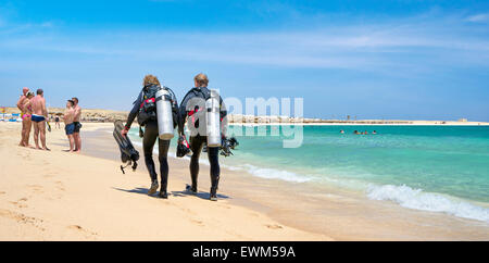 I subacquei dopo le immersioni, Marsa Alam, Abu Dabbab Bay, Mar Rosso, Egitto Foto Stock