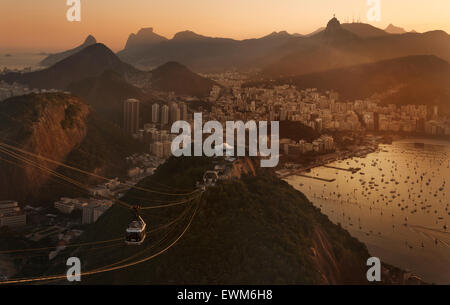 Cristo Redentore sulla vetta del Monte Corcovado e la funivia da Sugarloaf (Pao de Acucar) a Rio de Janeiro in Brasile Foto Stock